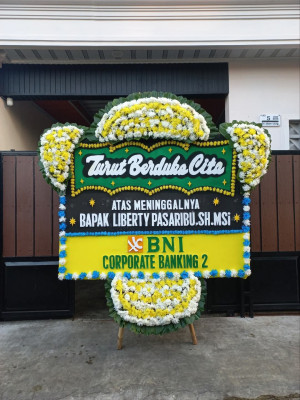 Papan Bunga Duka di Cipasang