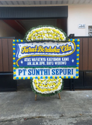 Papan Bunga Duka di Cipasang