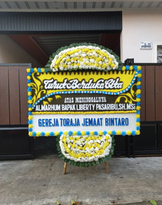Papan Bunga Duka di Cipasang