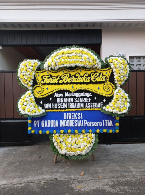 Papan Bunga Duka di Cipasang