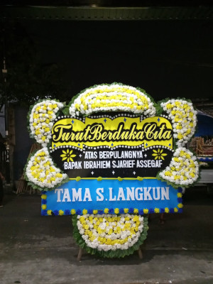 Papan Bunga Duka di Cipasang