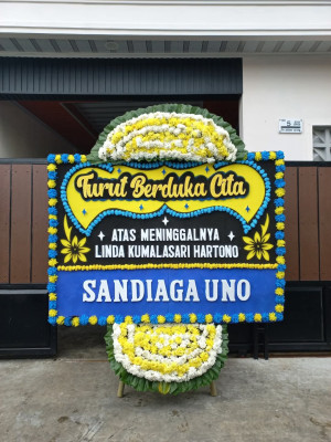 Papan Bunga Duka di Cipasang