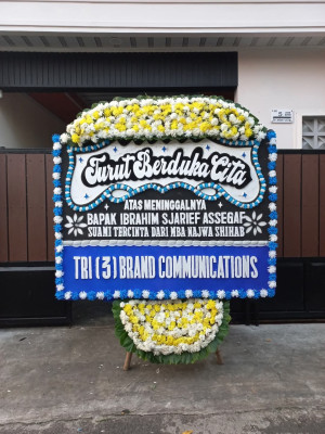 Papan Bunga Duka di Cipasang